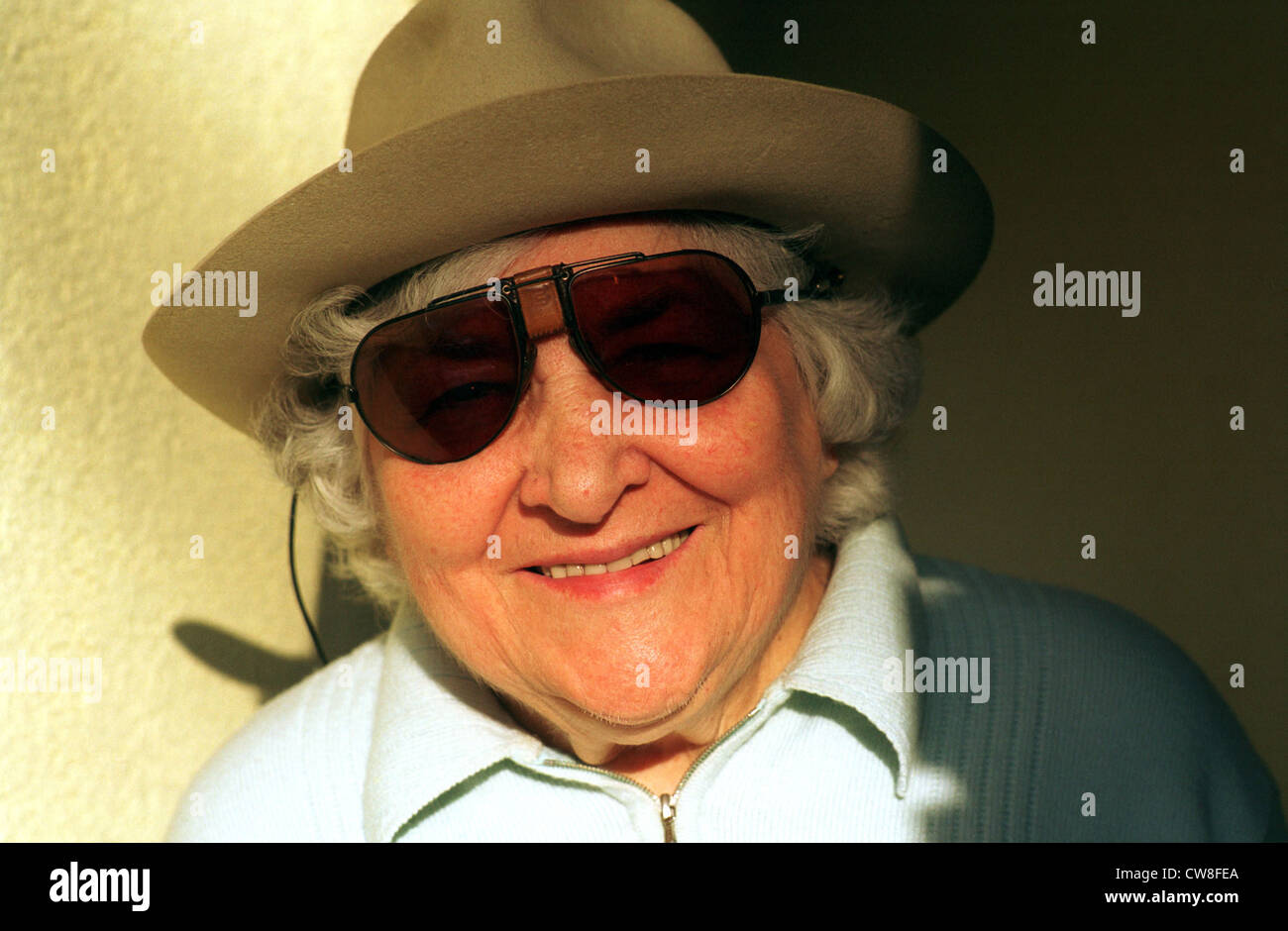 Cottbus, alte Frau mit Hut und Sonnenbrille Stockfoto