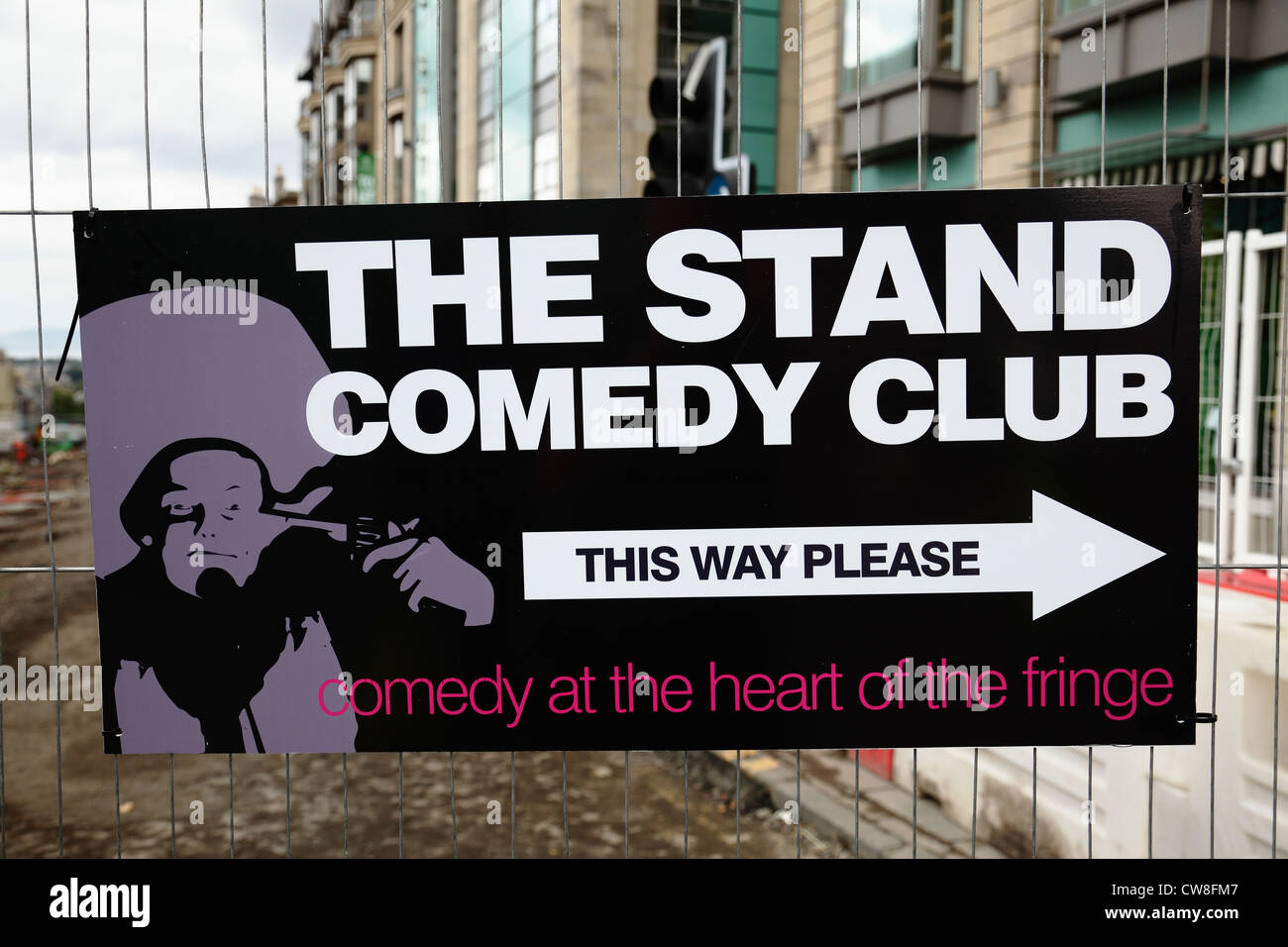 Schild mit Wegbeschreibung zum Stand Comedy Club während des Edinburgh Festival Fringe, Schottland, Großbritannien Stockfoto