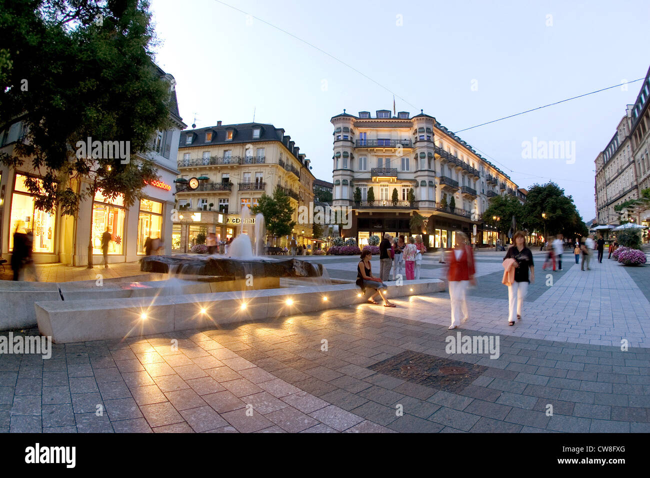 Baden-Baden, mit Blick auf die Leopold-Platz im Zentrum Stadt in der Nacht Stockfoto
