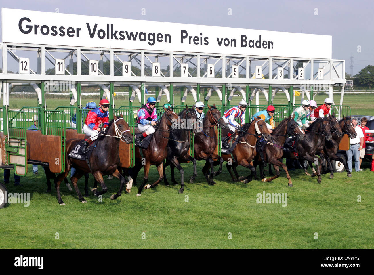 Iffezheim, die Pferde und Reiter zu Beginn des Rennens Stockfoto Iffezheim, die Pferde und Reiter zu Beginn des Rennens Stockfoto