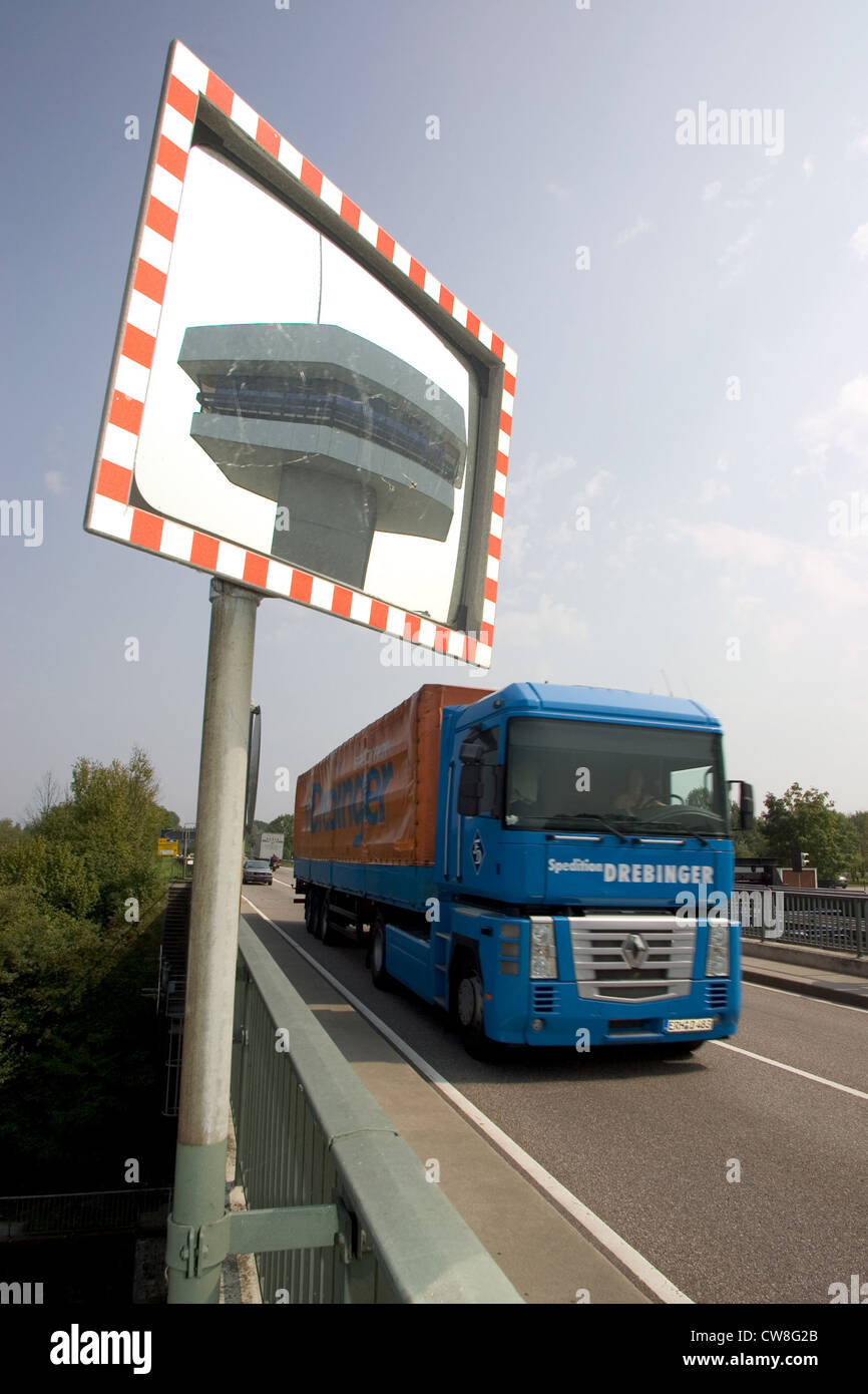 Iffezheim, Spiegel und LKW-Verkehr auf einer Landstraße Stockfoto