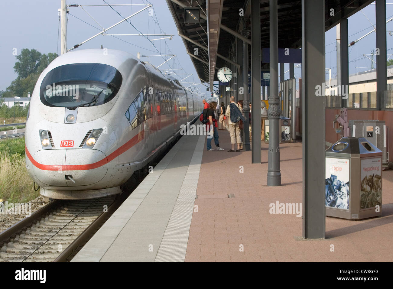 Baden-Baden, warten Reisende am Bahnhof für die Ankunft des Zuges Stockfoto