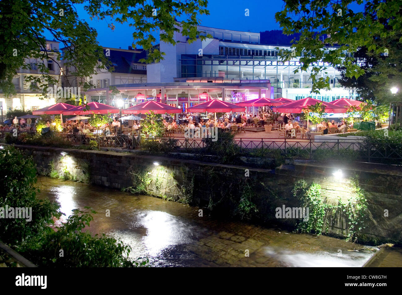 Baden-Baden, Blick auf die Oos auf die Stadt bei Nacht Stockfoto