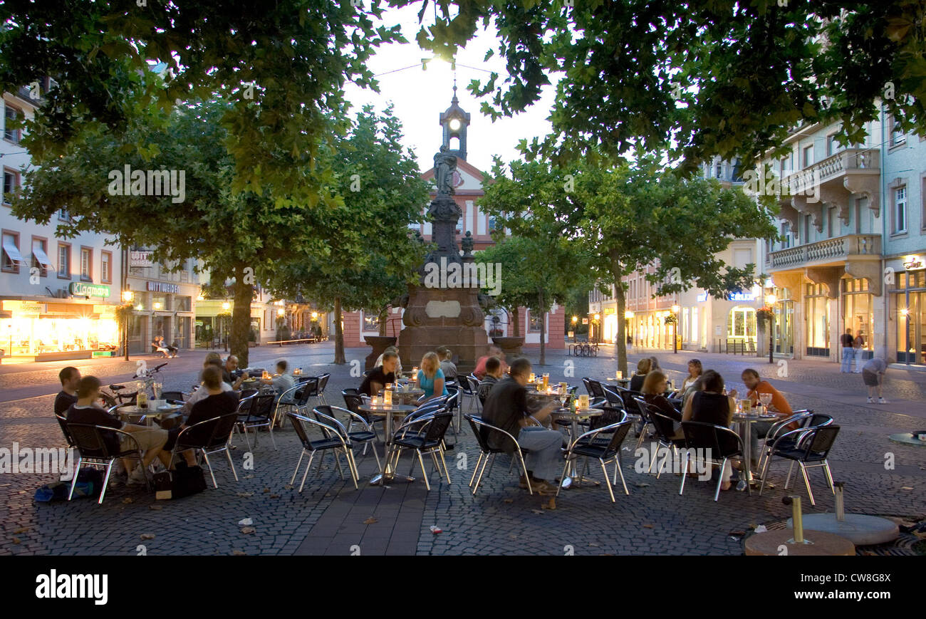 Rastatt, einem Straßencafé auf dem Platz am Abend Stockfoto