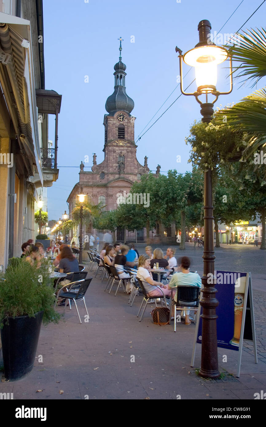 Rastatt, der Marktplatz und der katholischen Kirche in der Stadt am Abend Stockfoto