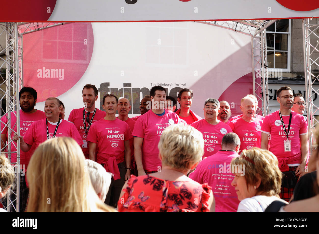 London Gay Men’s Chorus wirbt beim Edinburgh Festival Fringe, Royal Mile, Schottland, Großbritannien, für ihre musikalische Komödie Hi-de-Homo Stockfoto