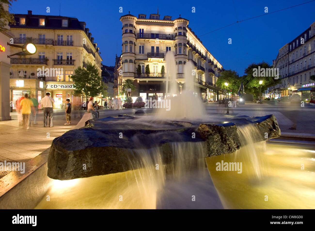 Baden-Baden, mit Blick auf die Leopold-Platz im Zentrum Stadt in der Nacht Stockfoto