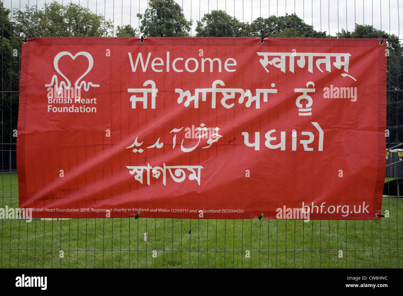 Multi lingual, mehrsprachige, Multikulturelle Willkommensschild für die British Heart Foundation (BHF) Stockfoto