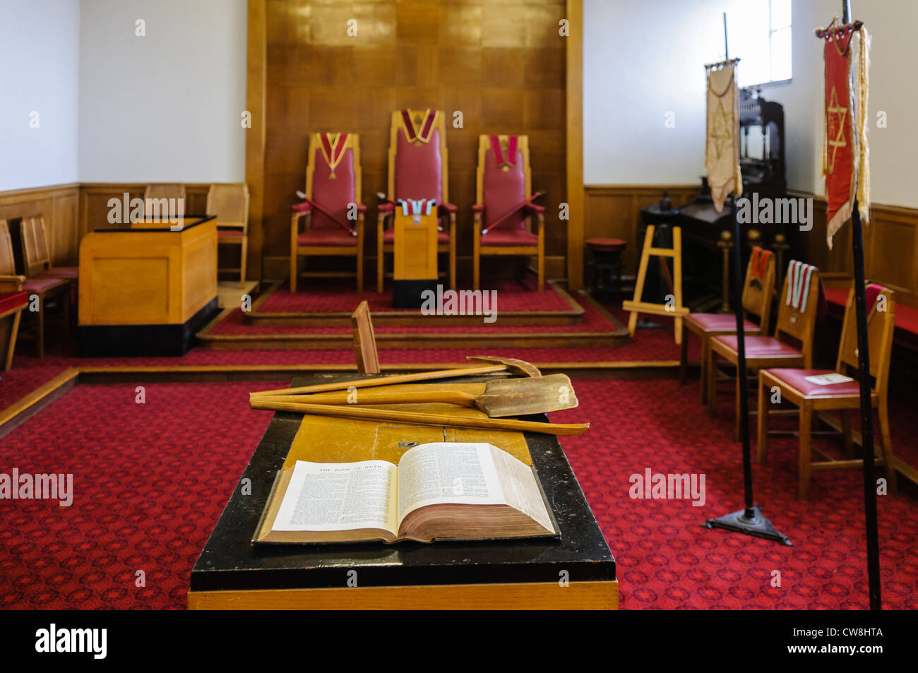 Bibel und symbolischen Werkzeuge auf dem Altar in einem roten Royal Arch Kapitel Freimaurer lodge-Zimmer Stockfoto