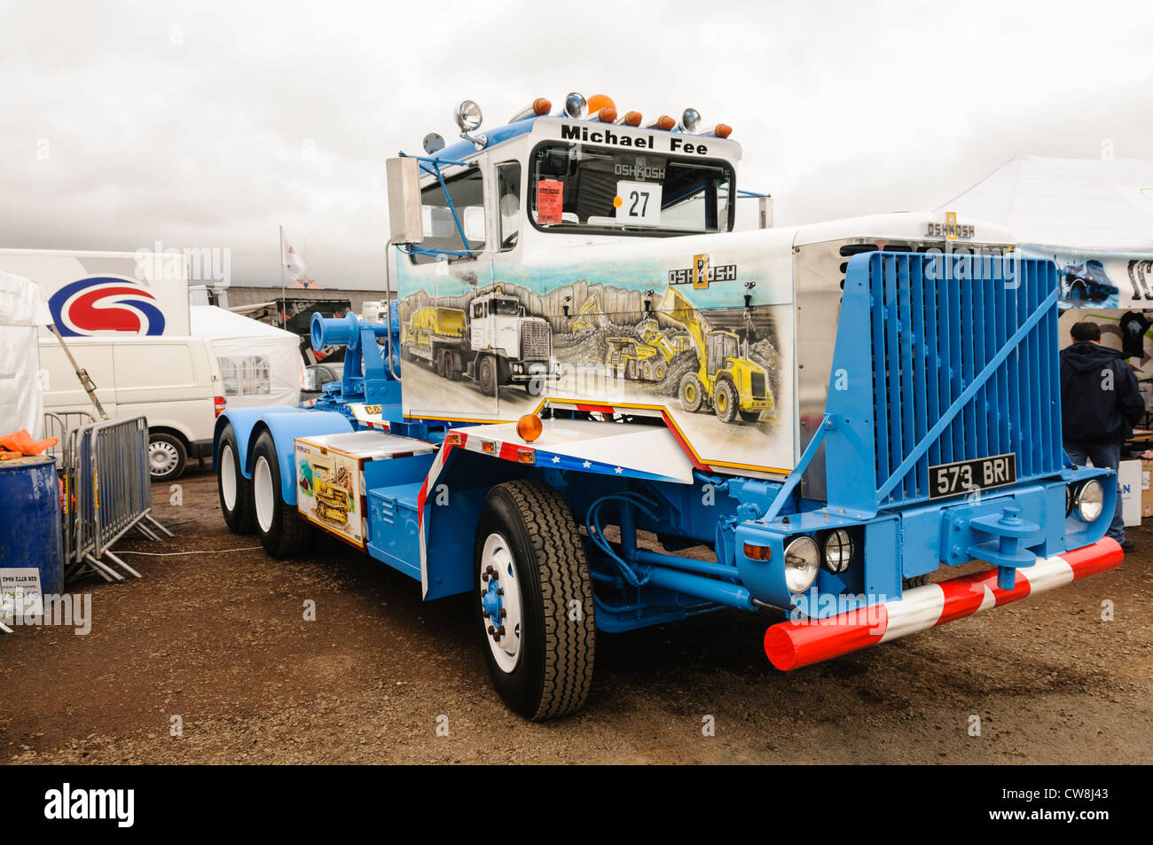 Ehemalige militärische OshKosh Truck (Winsconsin) mit Bau Szene auf der Seite gemalt. Stockfoto