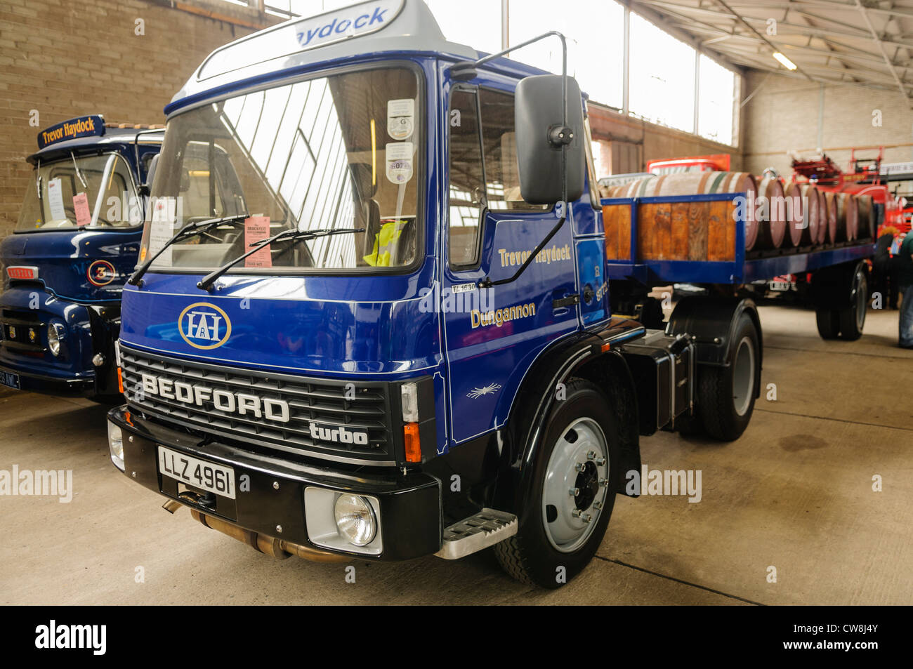 Klassische Bedford Flachbett-LKW Whisky Fässer von Bushmills Distillery transportiert Stockfoto