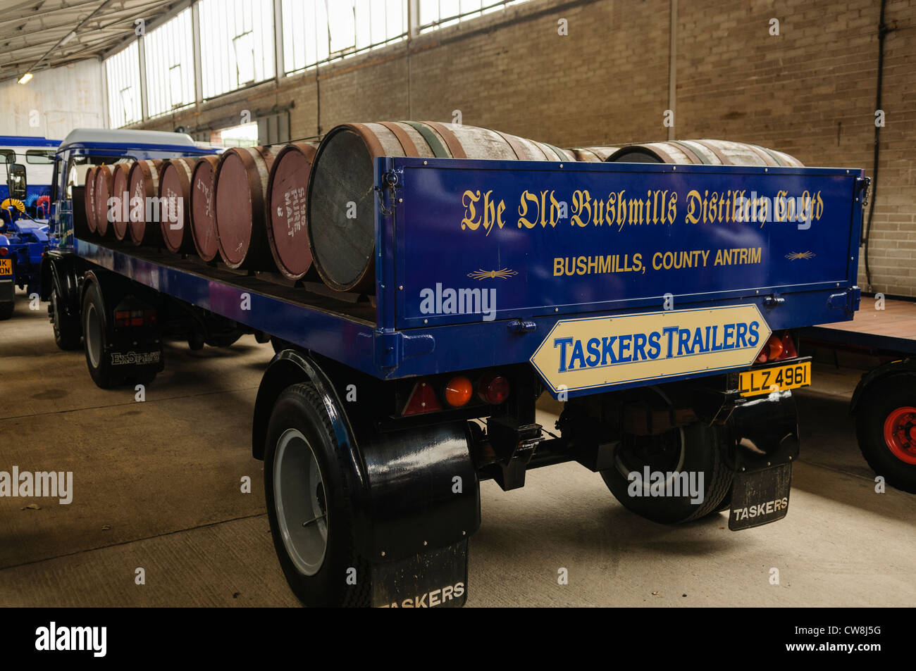 Klassische Bedford Flachbett-LKW Whisky Fässer von Bushmills Distillery transportiert Stockfoto