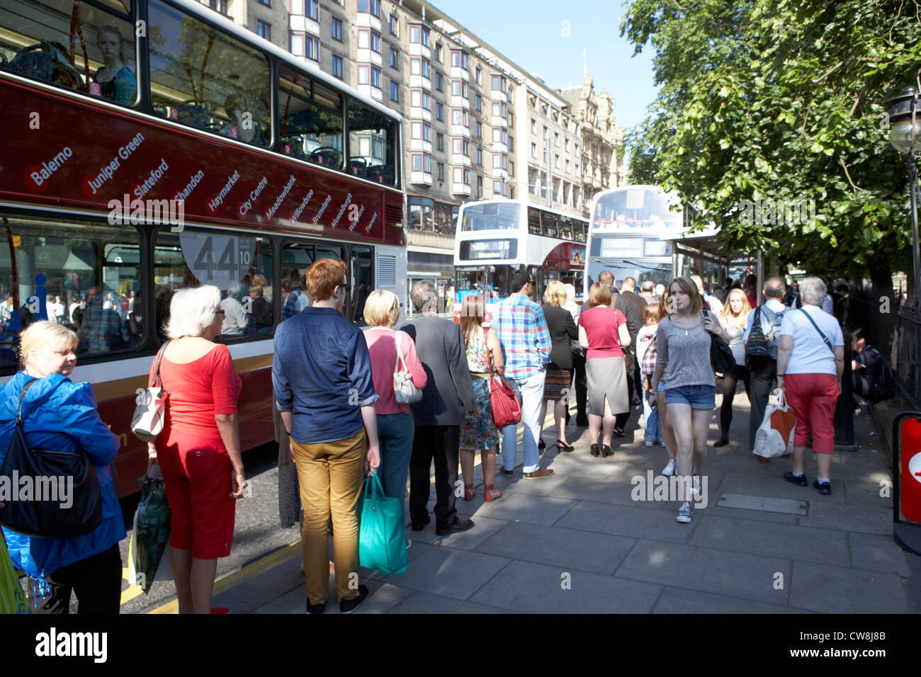 Menschen Schlange stehen am Edinburgh Princes street Bus stop Schottland Großbritannien Vereinigtes Königreich Stockfoto