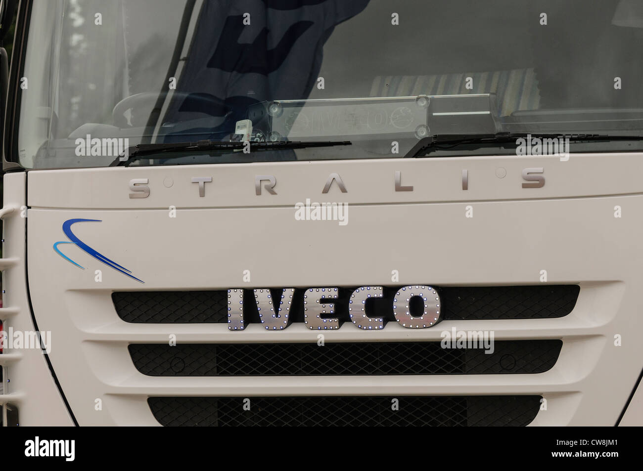 Vorne ein Iveco Stralis LKW/Truck Stockfoto
