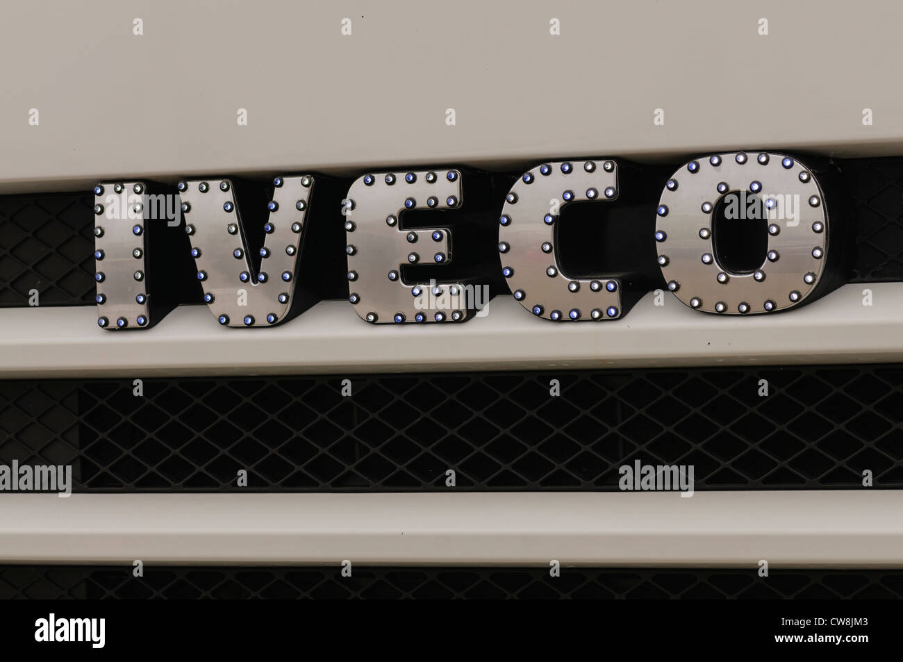 Vorderseite des einen Iveco Stralis LKW/LKW mit LED-Beleuchtung Stockfoto