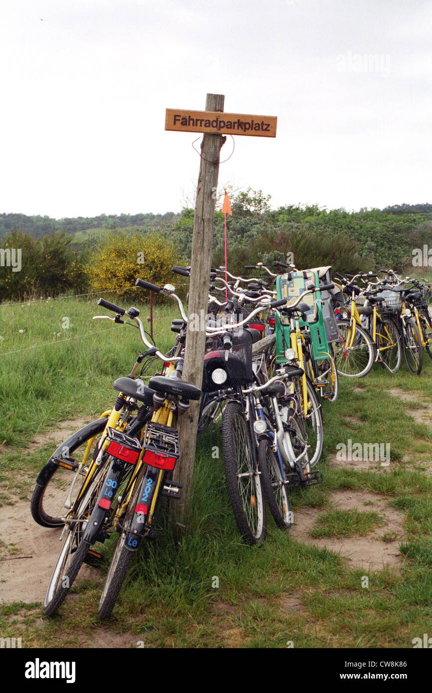 Hiddensee, Fahrräder auf einem Fahrrad-Parkplatz Stockfoto