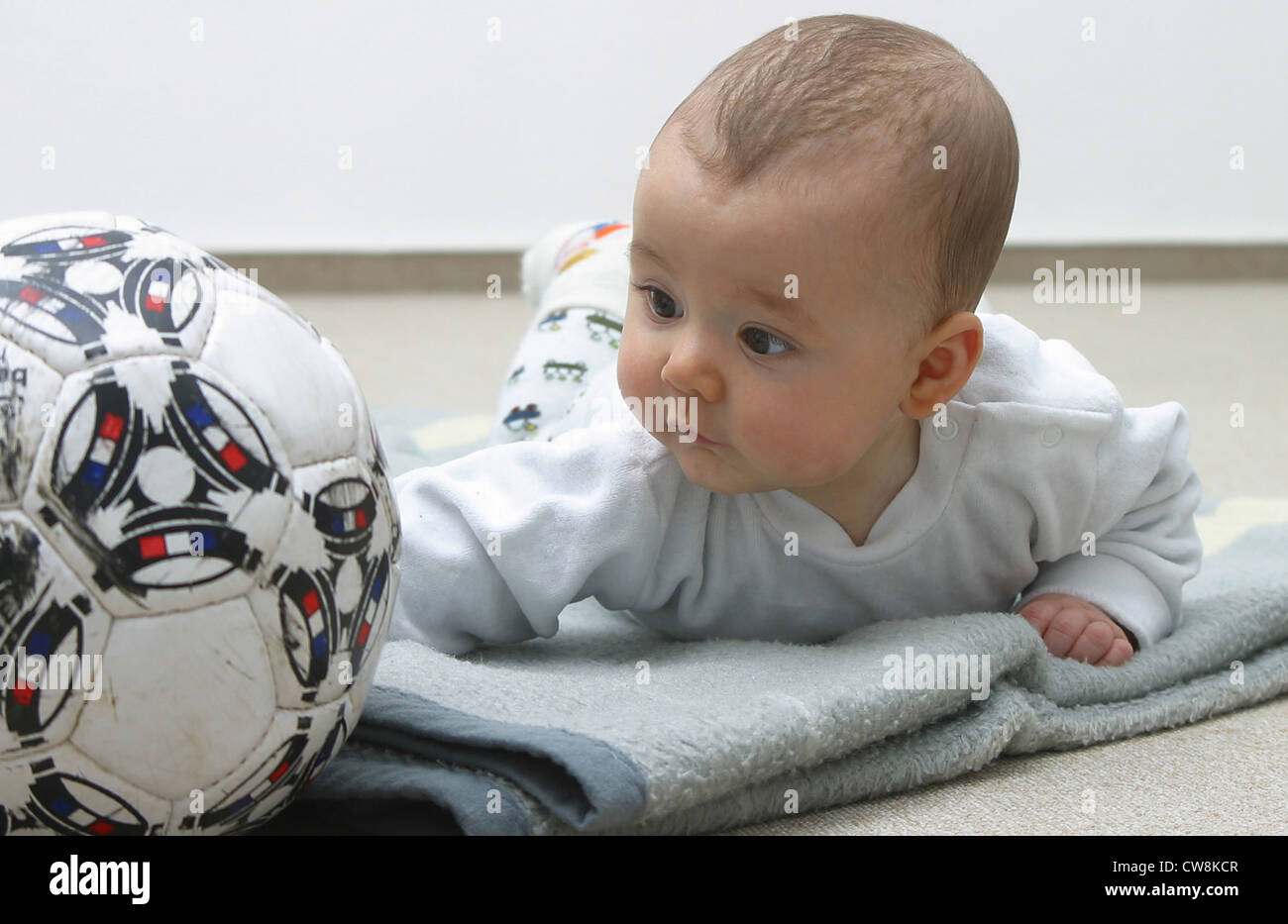 Baby mit Fußball Stockfoto