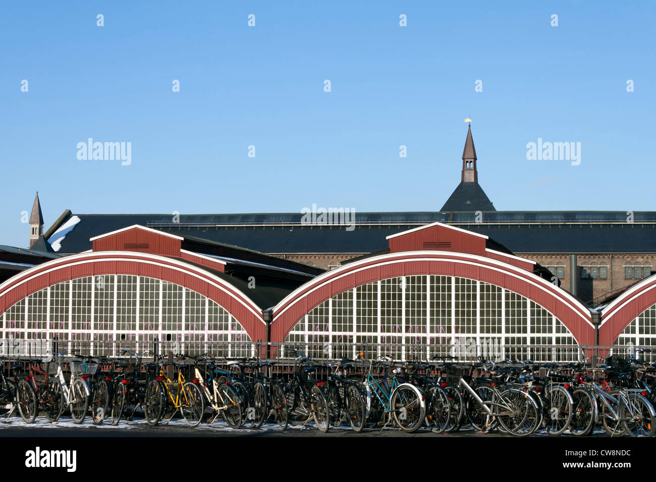 Fahrräder parken außerhalb Copenhagen-Bahnhof in Dänemark Stockfoto