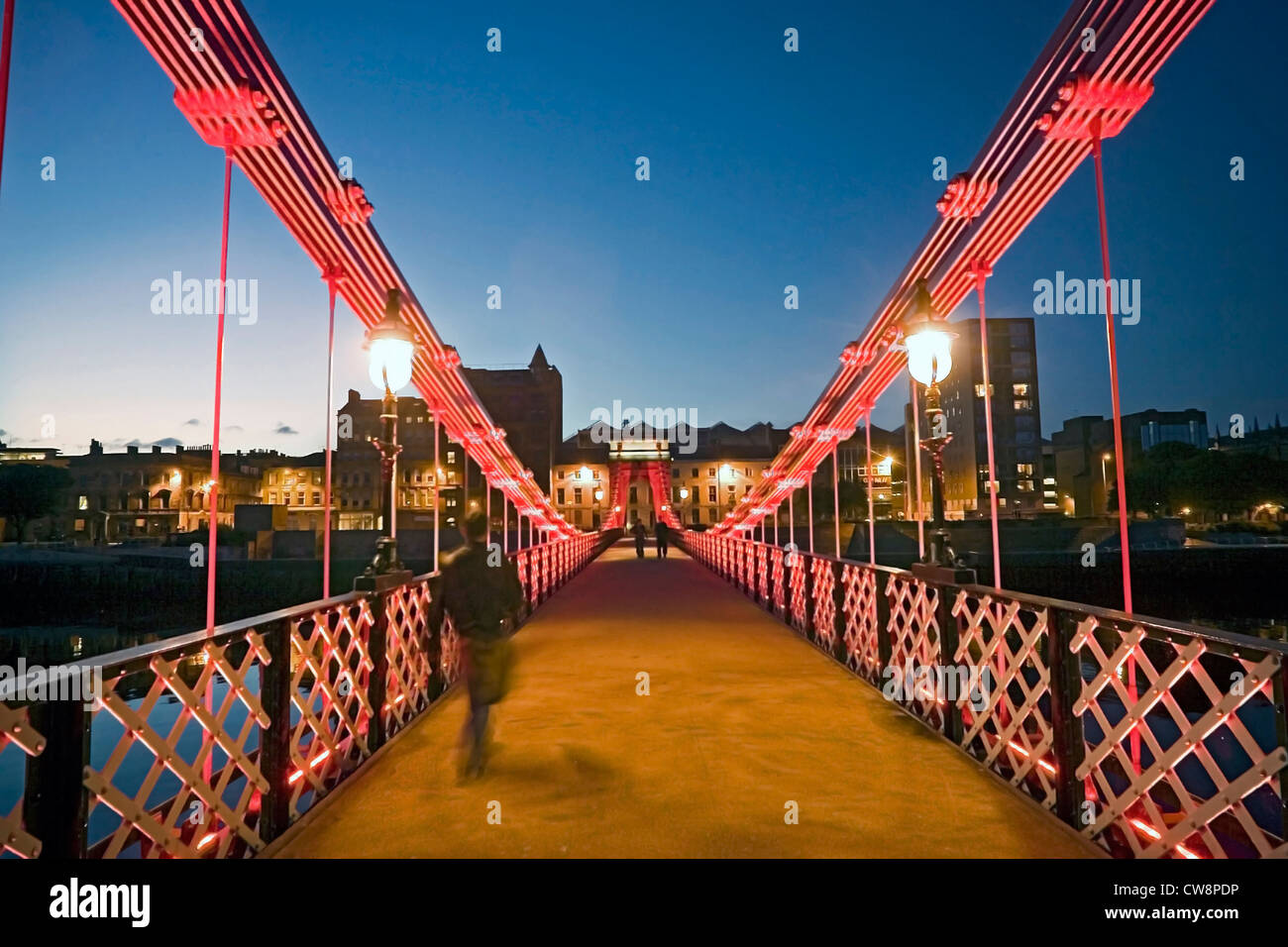 HÄNGEBRÜCKE ÜBER DEN FLUSS CLYDE-GLASGOW-SCHOTTLAND Stockfoto
