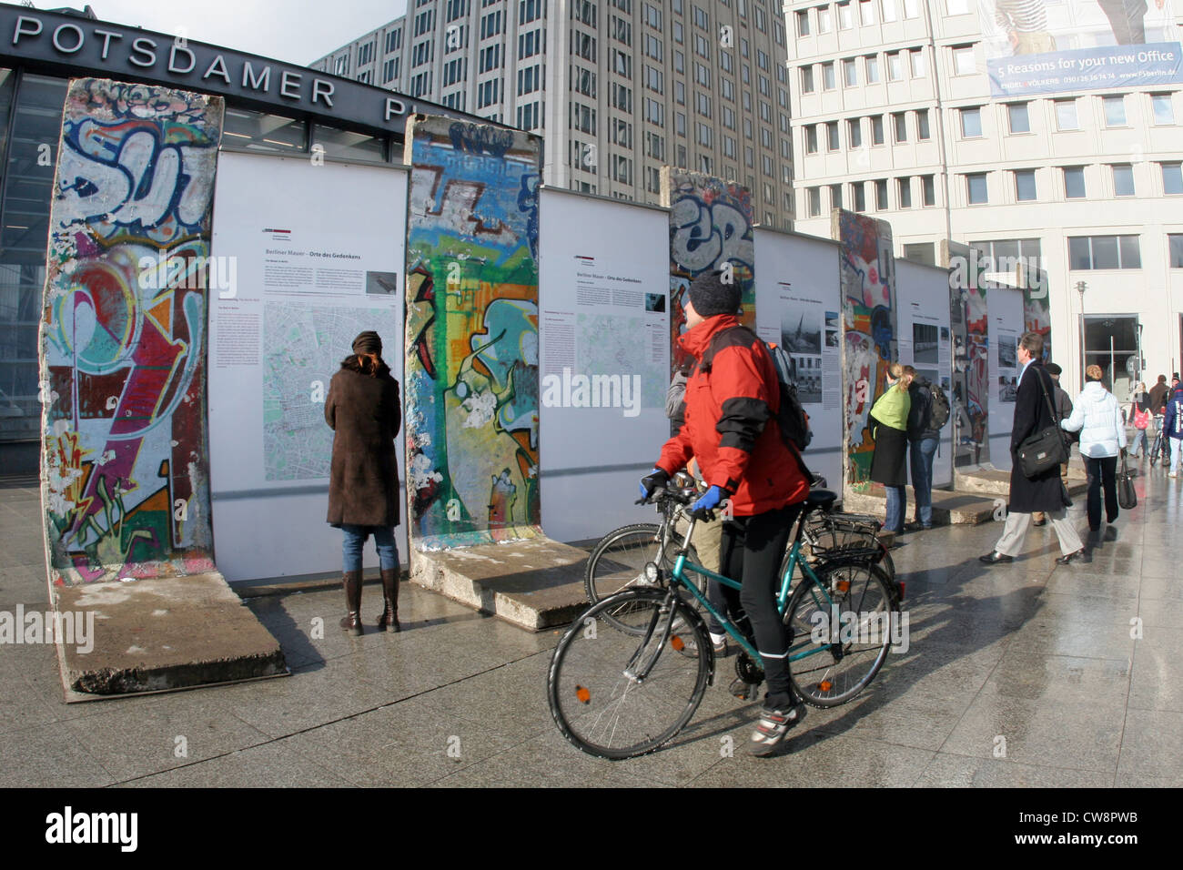 Berlin, Tourist-Information beim Denkmal der Berliner Mauer Stockfoto