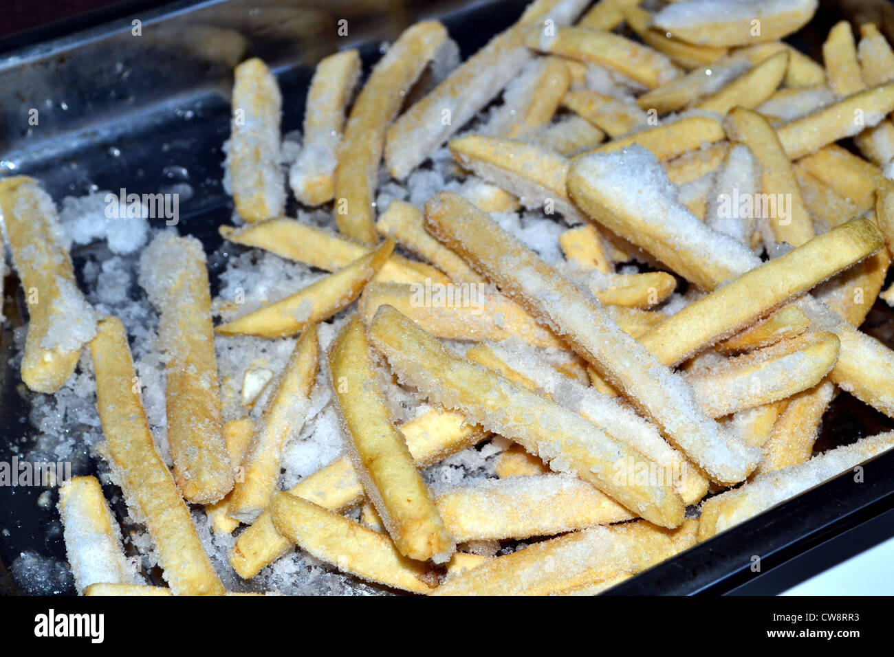 Gefrorene Späne / Pommes Frites auf einem Backblech Stockfoto