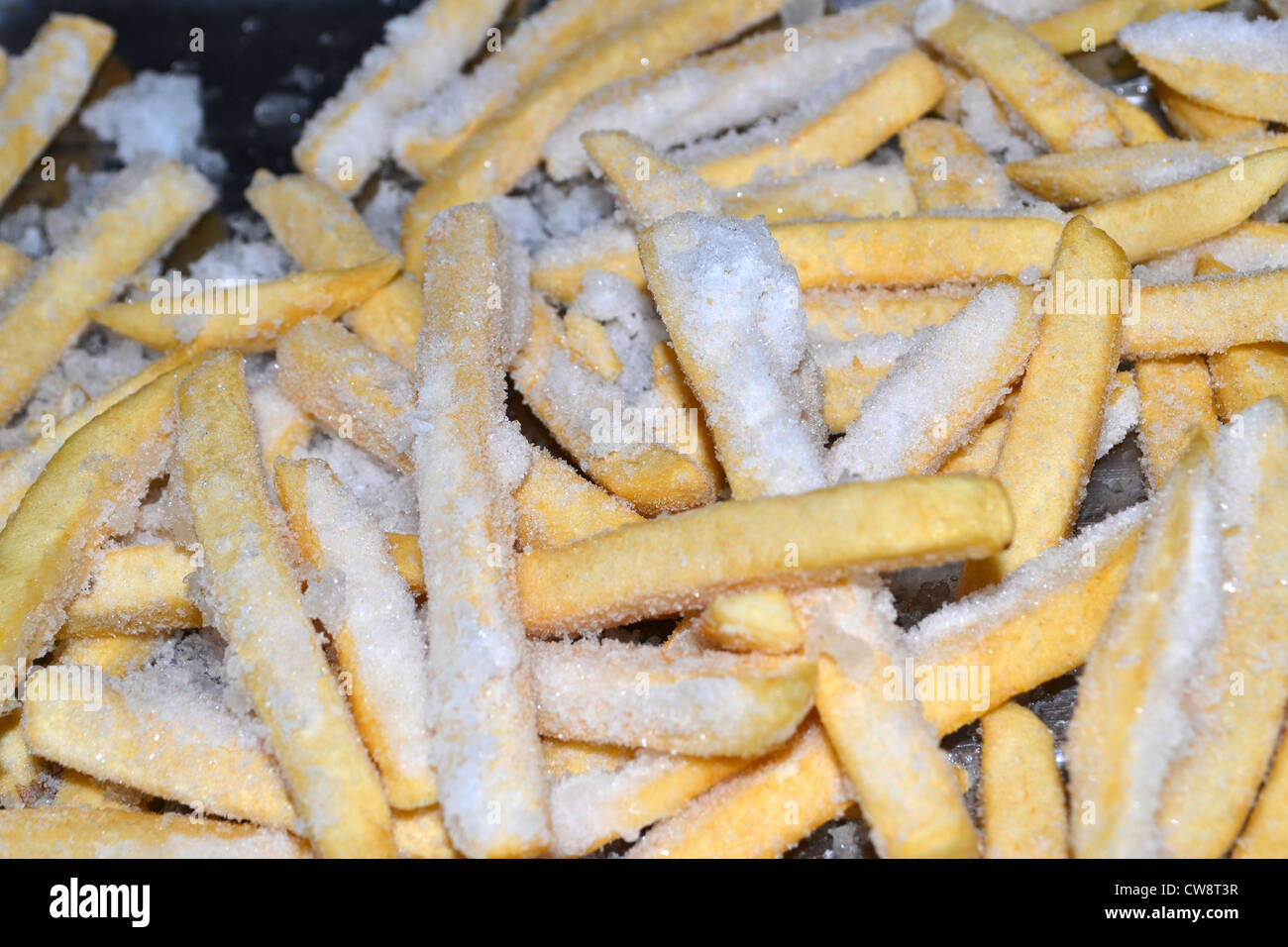 Gefrorene Späne / Pommes Frites auf einem Backblech Stockfoto