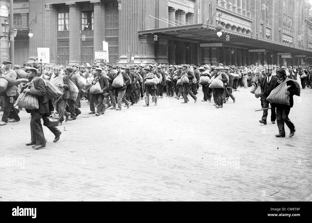 August 4 1914 2. Tag Mobilisierung in Paris Gare du Nord Abfahrt Belgier 4. August 1914 2. Tag Mobilisierung in Paris Gare Stockfoto