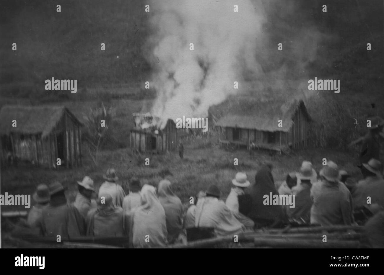 Unterdrückung, Dörfer verbrannt von der Armee Stockfoto