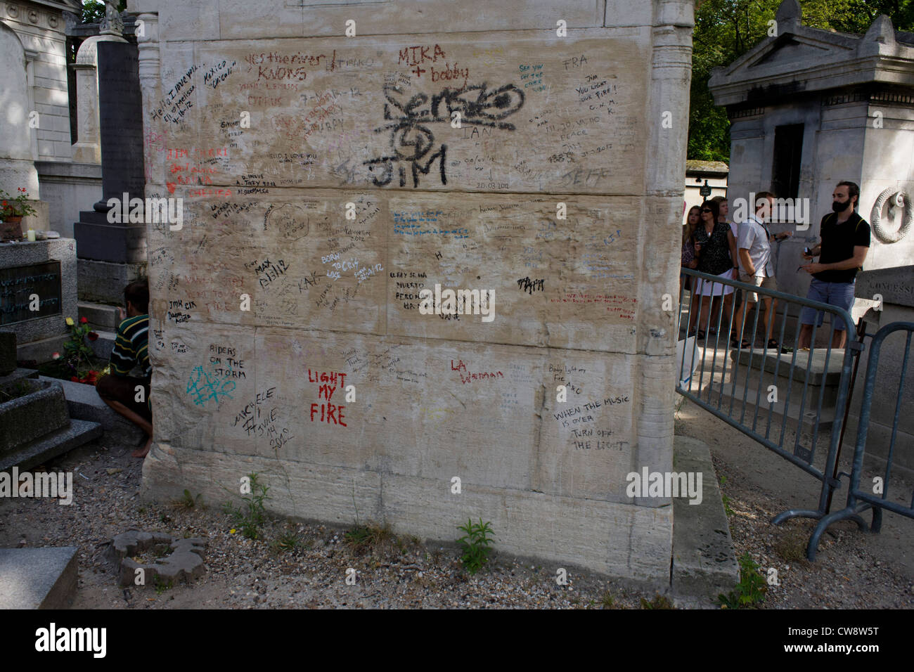 Graffiti für in der Nähe Grabsteine, wo das Grab des amerikanischen Türen-Sängers Jim Morrison auf dem Père Lachaise Friedhof, Paris begraben liegt. Ständigen Massen und gelegentliche Vandalismus rund um das Grab führten zu Spannungen mit den Familien der anderen, weniger bekannten beigesetzt Individuen. Im Gegensatz zu dem Gerücht wurde der Mietvertrag die Grabstätte von 30 Jahren auf unbefristete von Morrisons Eltern aktualisiert; die Website wird regelmäßig (wegen Graffiti und andere Belästigungen) bewacht. Stockfoto