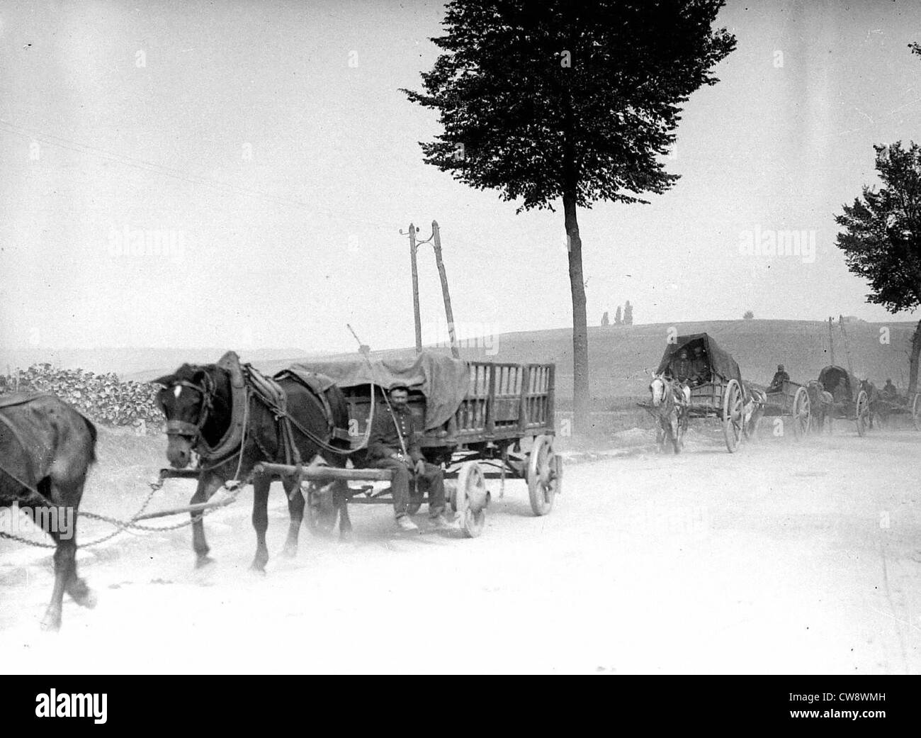 Reims bombardiert nach Schlacht Marne durcheinander Konvoi auf Berg Stockfoto