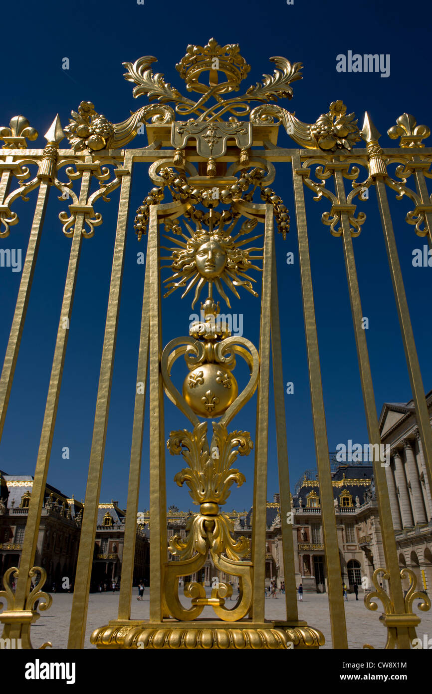 Das goldene Tor von Palast von Versailles, in der Nähe von Paris. Repliken der ursprünglichen 80m Blattgold und Schmiedeeisen Tore zieren den Eingang zum ehemaligen Machtbasis Louix XVI. Insgesamt 100.000 Gold Blätter wurden in die Formen der Fleur de Lys, Kronen, Masken von Apollo, Füllhörner und die gekreuzten Hauptstadt Ls Vertretung der Sonnenkönig gefertigt. Stockfoto