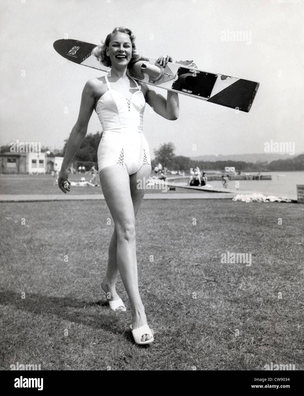 Model Patti Morgan hält eine Wasserski Stockfoto