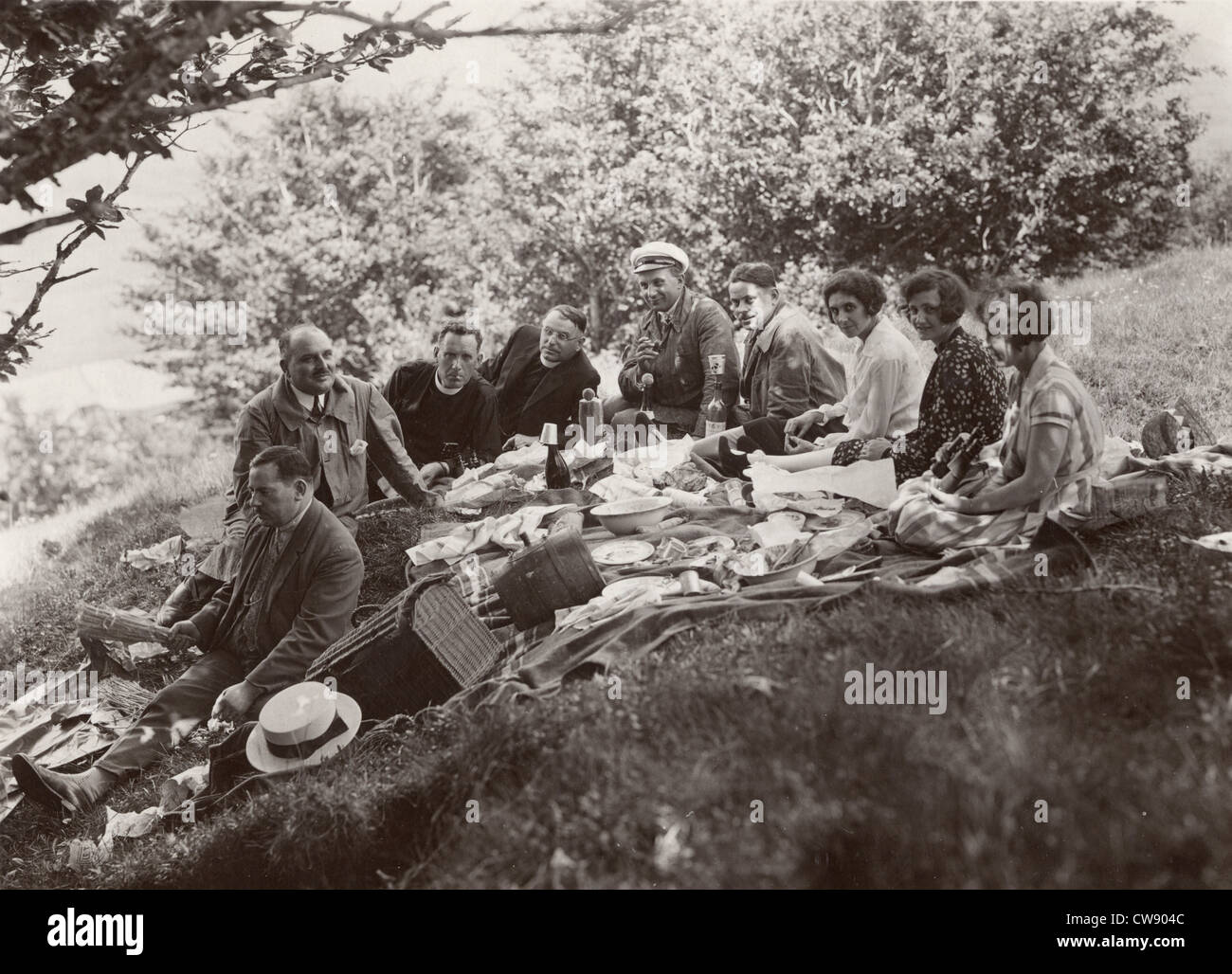 Familien-Picknick im grünen Stockfoto