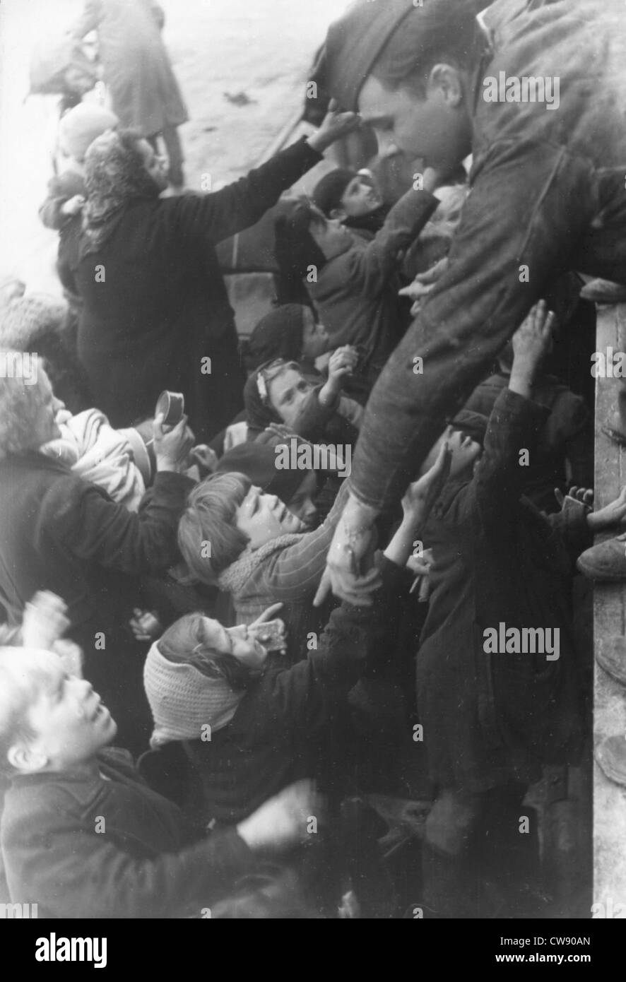 Alliierten Truppen, die Verteilung von Lieferungen Bonbons, französische Kinder während der Befreiung (August 1944) Stockfoto