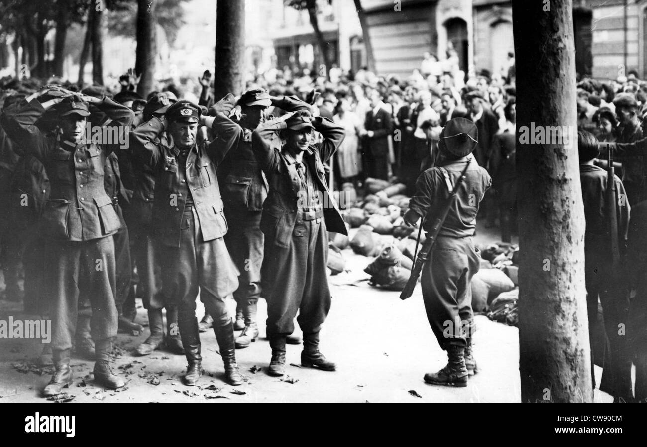 Kapitulation deutsche Einheit zur Befreiung von Paris in der Nähe von Jardin du Luxembourg (August 1944) Stockfoto