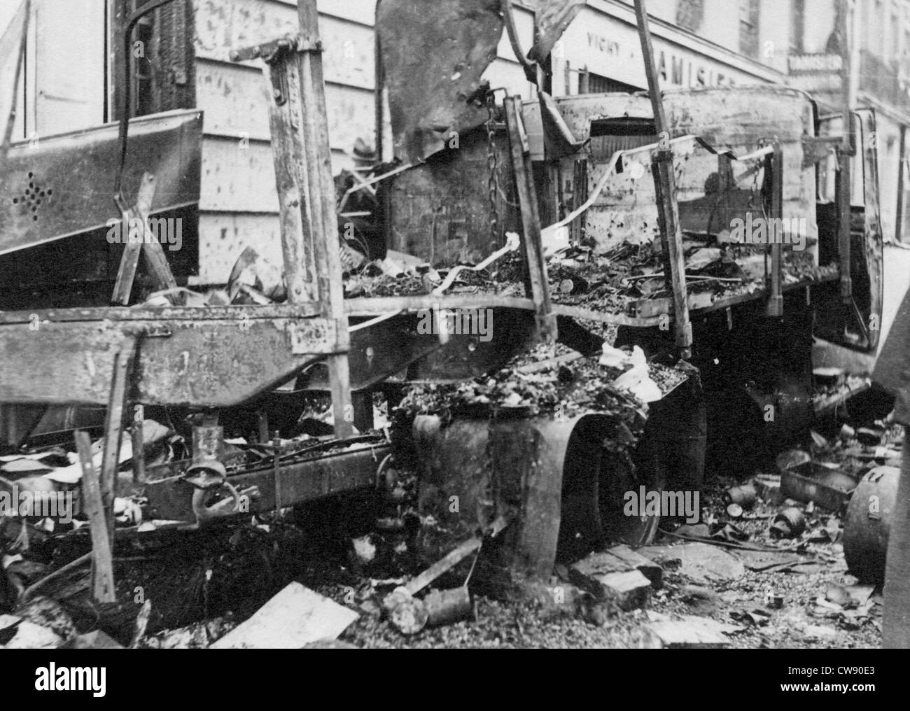 Ausgebrannter LKW in Rue de Castiglione Paris während der Befreiung (August 1944) Stockfoto