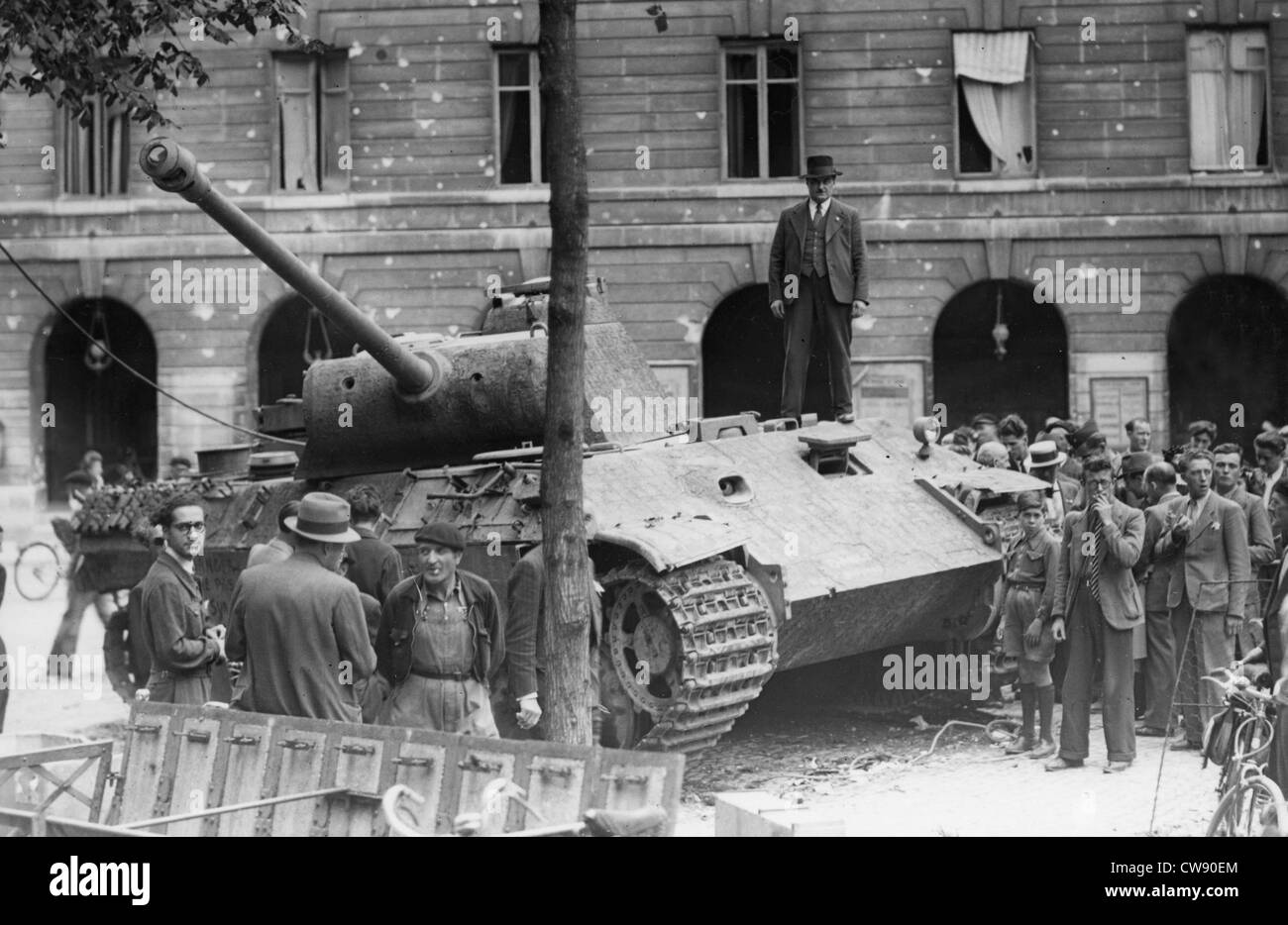Ein Panzer vor Senat-Palast in Paris während der Befreiung (August 1944) Stockfoto