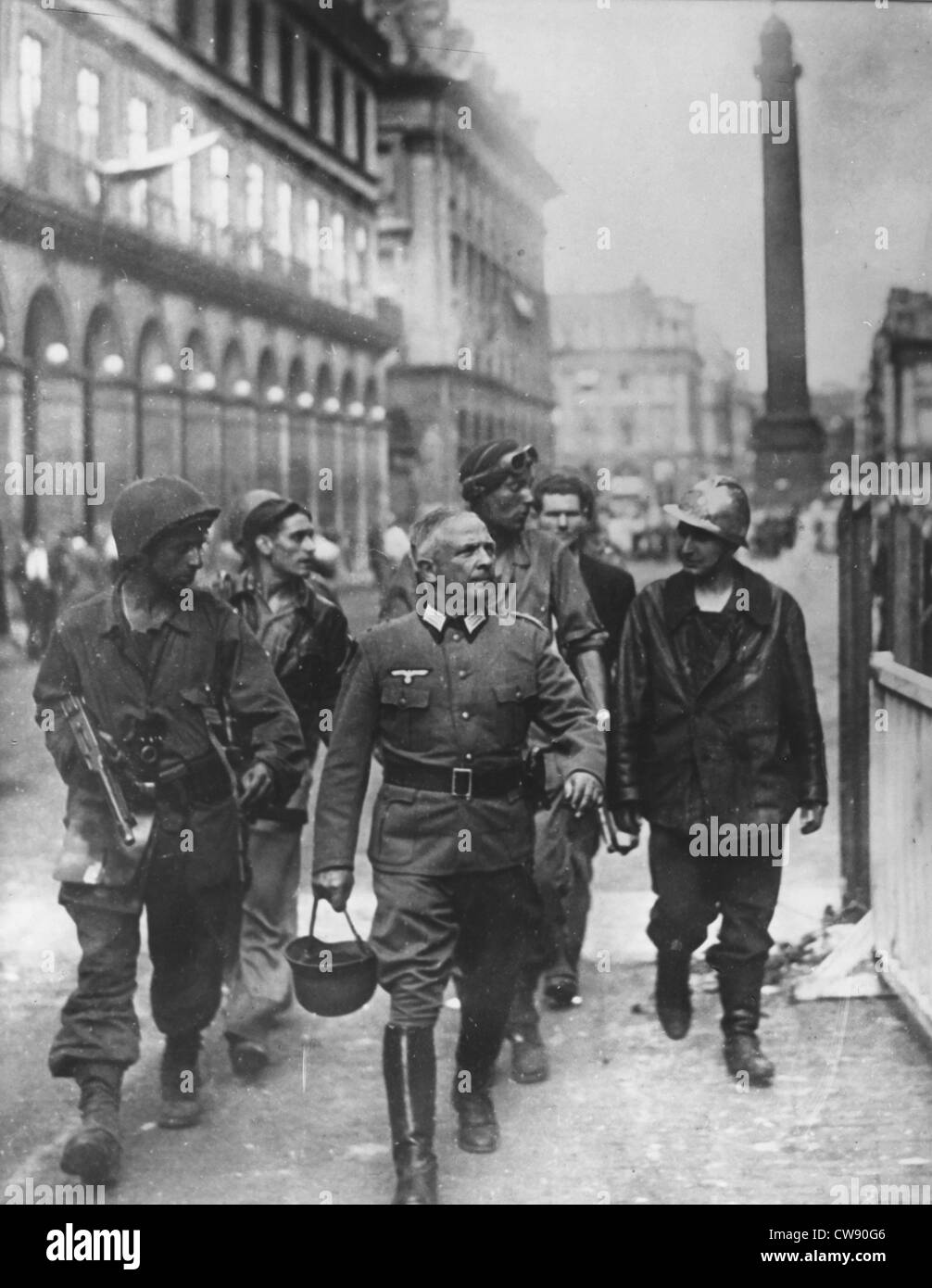 Deutscher Offizier machte Gefangene in Paris während der Befreiung (August 1944) Stockfoto