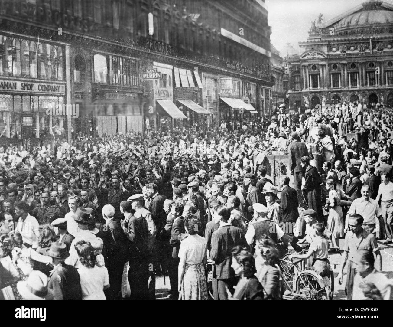 Deutschen Kriegsgefangenen hinunter Avenue de l'Opéra in Paris während der Befreiung (August 1944) Stockfoto