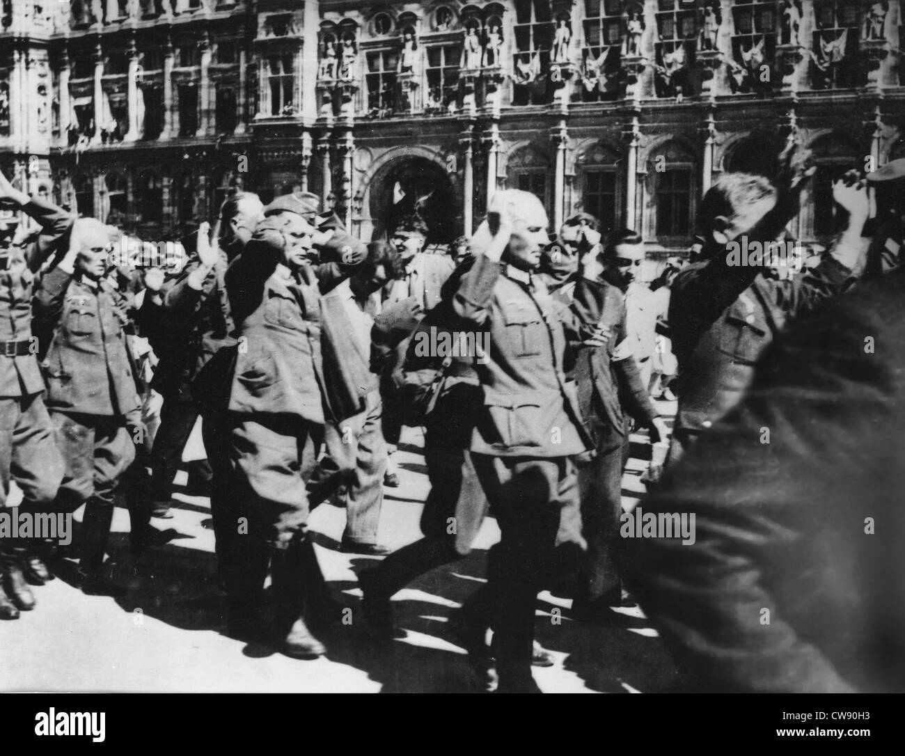Gruppe Deutsche Gefangene in Front Hotel de Ville in Paris während der Befreiung (August 1944) Stockfoto