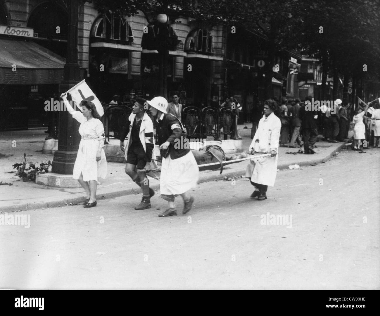 Strecher-Träger vom Roten Kreuz in Richtung Kämpfe während Paris Aufstand (August 1944) Stockfoto