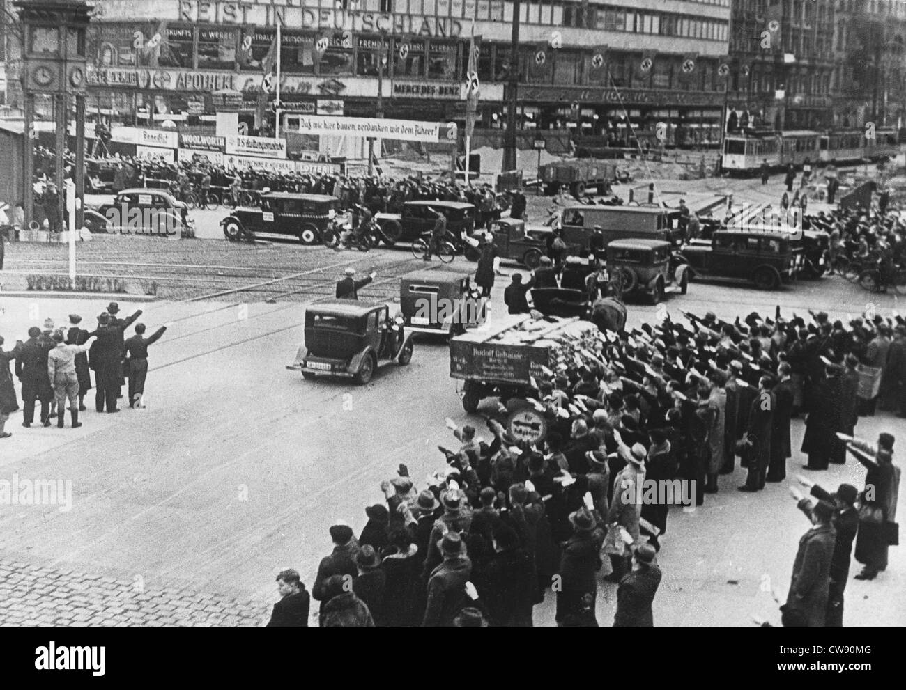 In Berlin Passanten grüßt Führer. Sie hören seine Stimme im Radio (1933) Stockfoto