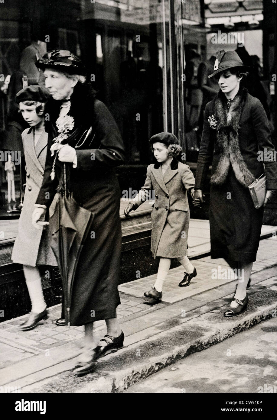Britische Prinzessinnen hatte ihre erste Fahrt mit der "Tube" 1939 Stockfoto
