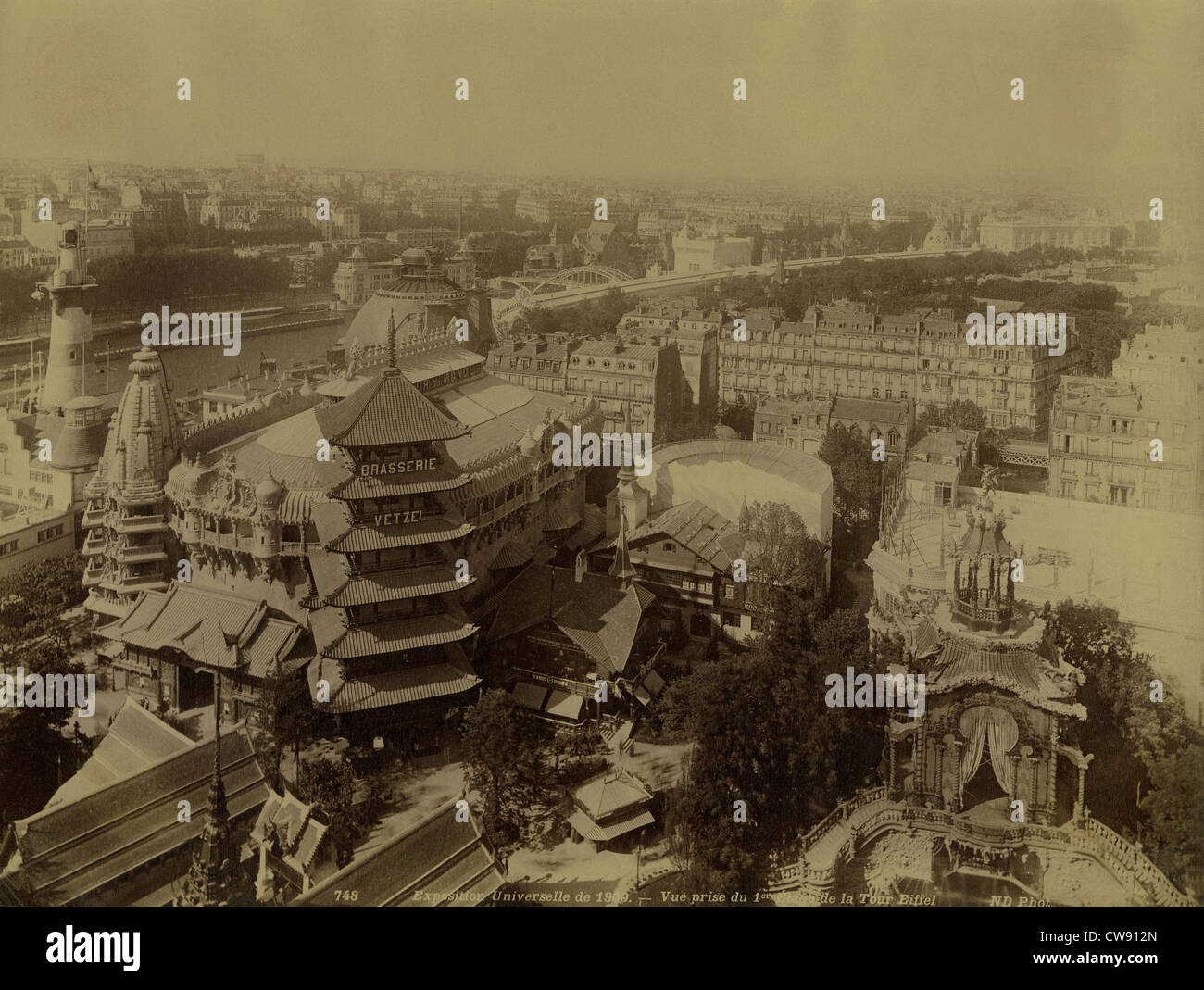 Paris. 1900 Weltausstellung. Schuss aus der ersten Etage des Eiffelturms. Stockfoto