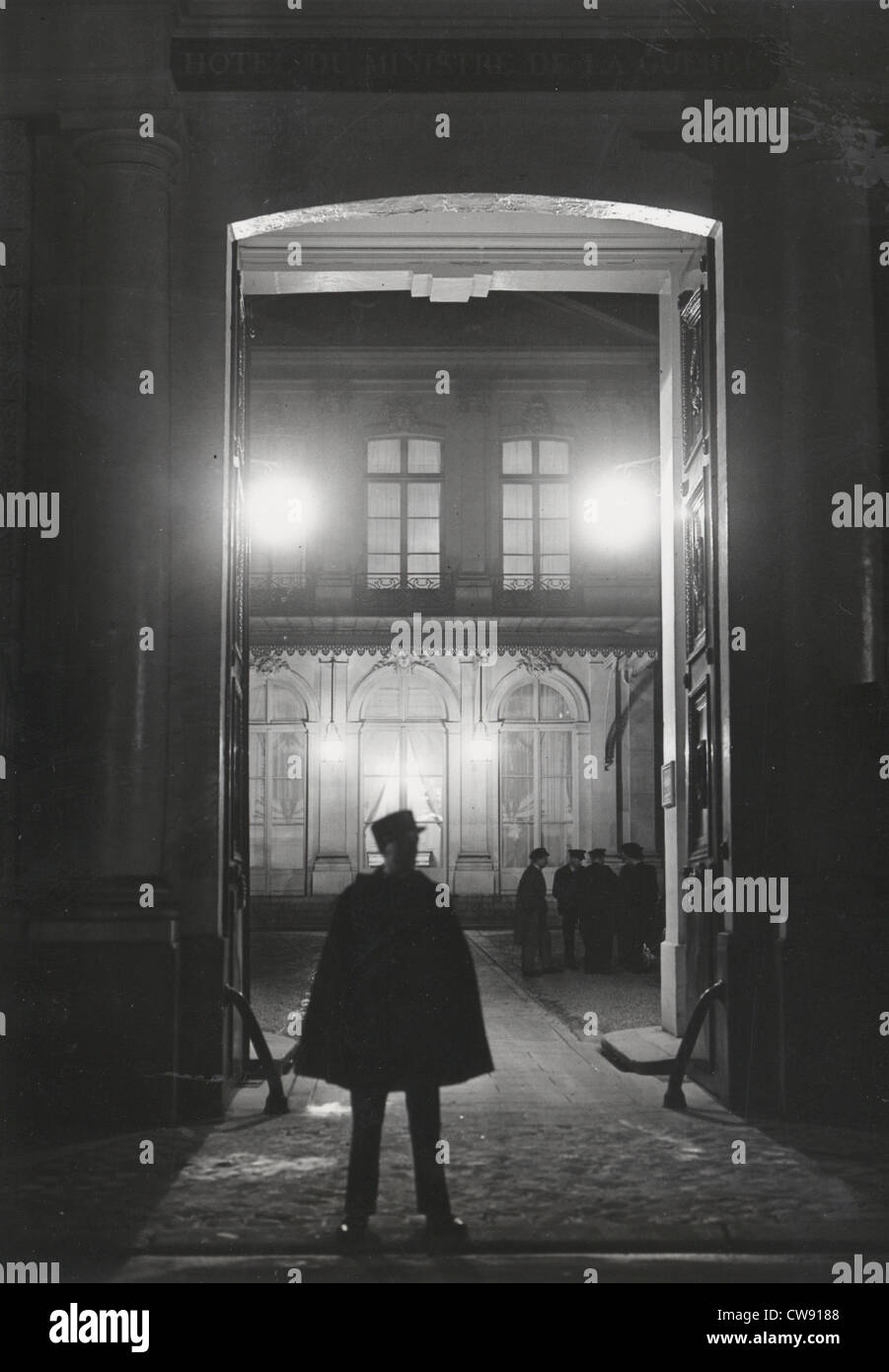 Polizist vor dem Krieg-Ministerium in Paris, 1938 Stockfoto