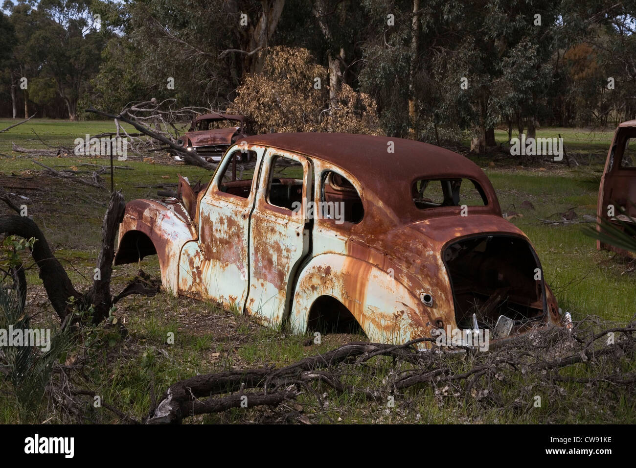 Rost Schale eines Jahrgangs oder Oldtimer gedumpte, rostig und Fäulnis in einem australischen Fahrerlager. Stockfoto