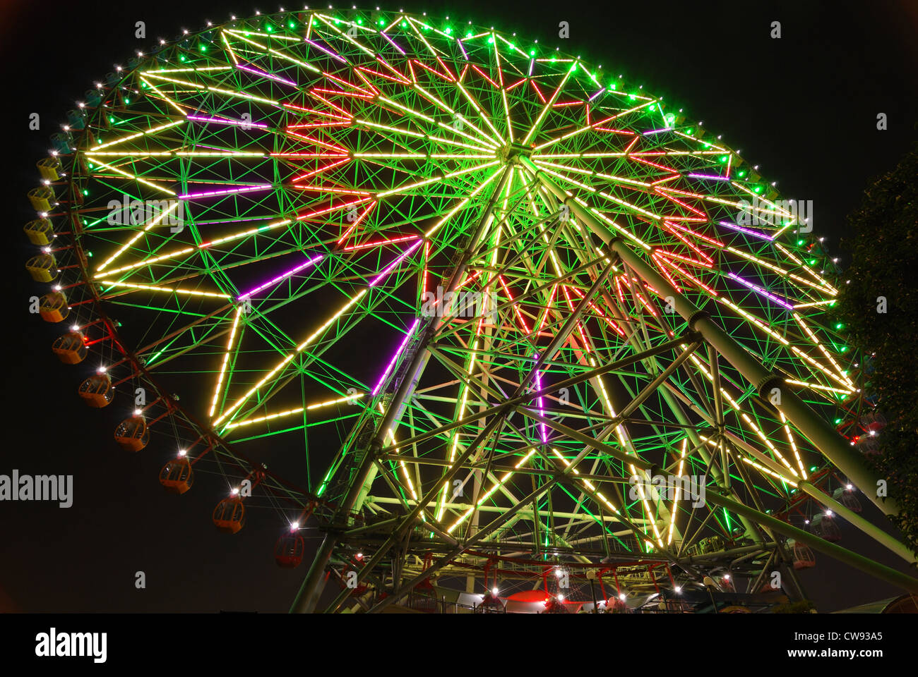 bunten Details der Riesenrad über dunkle Nacht Himmelshintergrund, Tokyo, Japan Stockfoto