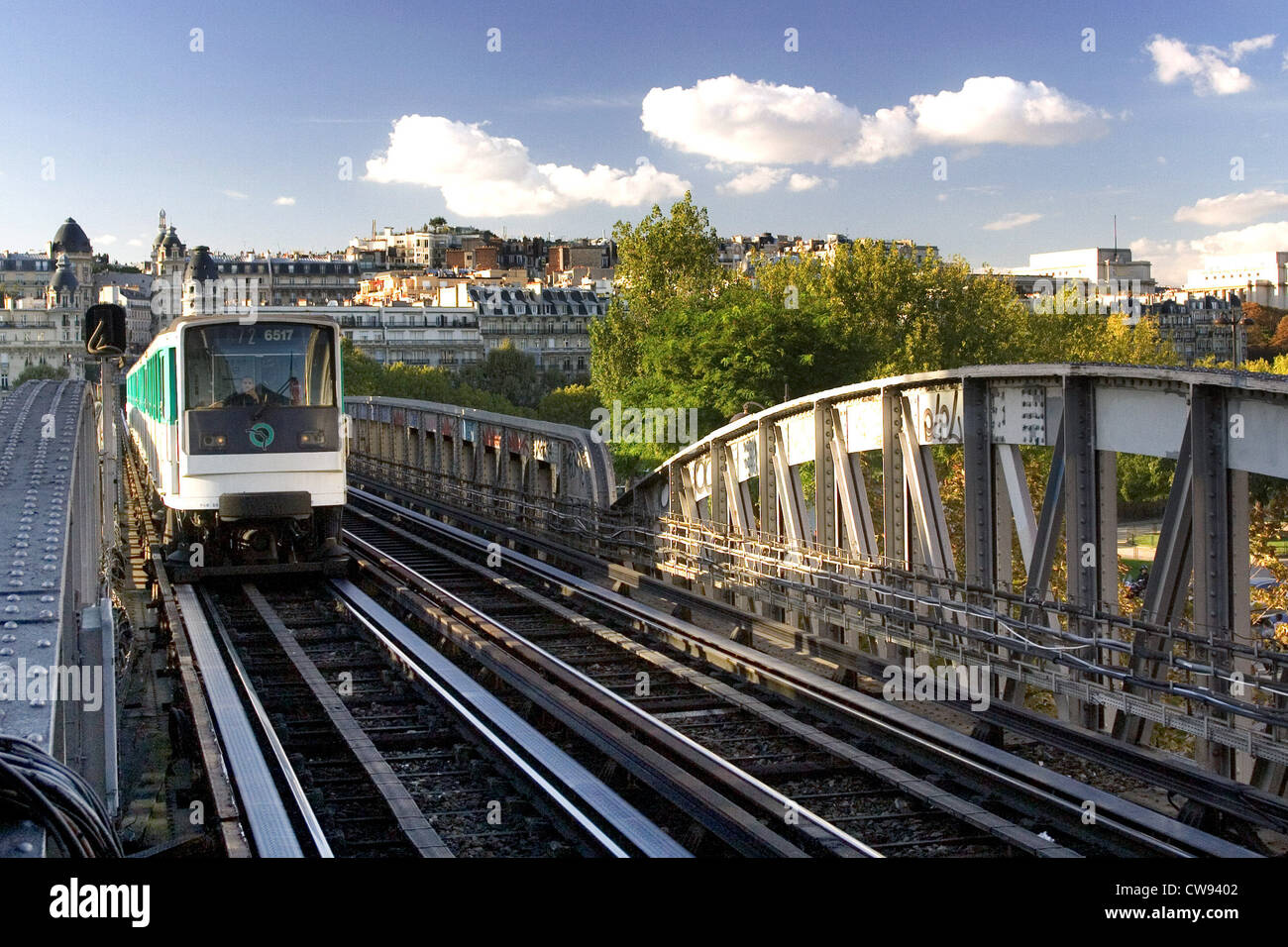 Paris Metro vor der urbanen Landschaft Stockfoto
