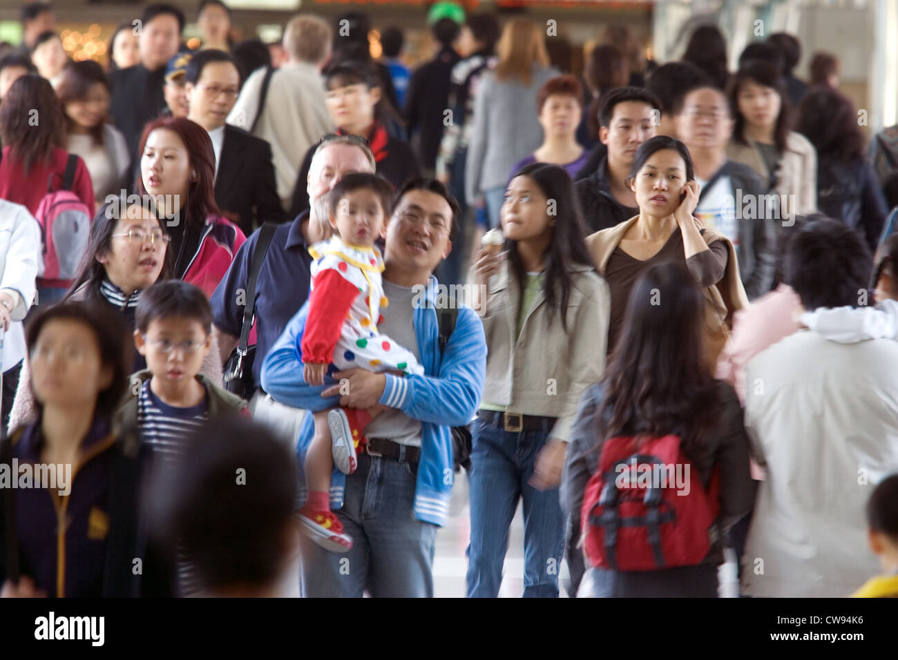 Hong Kong, Fußgänger in einer Straße Stockfoto