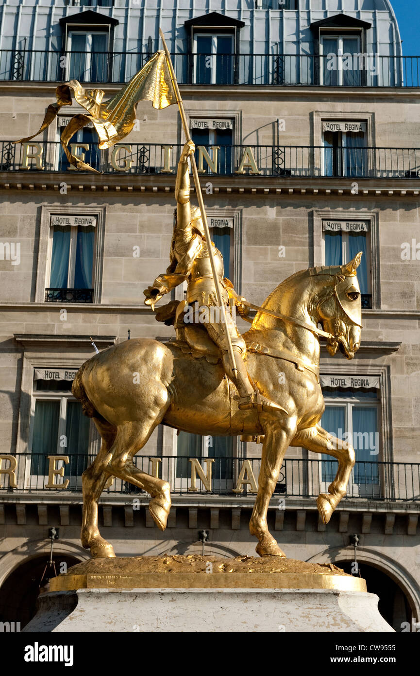 Jeanne d ' Arc ist ein Reiterstandbild von Emmanuel Fremiet. Es befindet sich am Place des Pyramides, Rue de Rivoli. Stockfoto